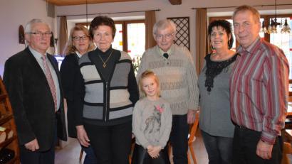 Bild: eya
Stellvertretender Bürgermeister Kurt Koppmann (links) gratulierte der Maria Wiltschka (Dritte von links) zum Geburtstag, den sie im Familienkreis feierte.