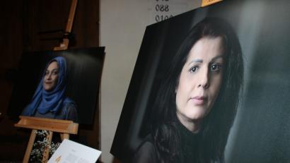 Bild: kmo
Die Schicksale von Rabia (links) und Malalai aus Afghanistan sind nur zwei der Fluchtgeschichten von Frauen, die im ersten Teil des Projekts "Starke Frauen" von Claudia Warneke und Madeline Sprock, in einer Ausstellung zu bewundern sind.