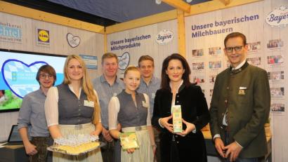 Bild: exb
Bayerns Landwirtschaftsministerin Michaela Kaniber (Zweite von rechts) schaute bei ihrem Messerundgang in Berlin am Stand der Oberpfälzer Milch- und Käsespezialisten aus Schwarzenfeld vorbei und half dabei, die herzhaften Schmankerl zu vermarkten. Unterstützt wurde sie von Vertriebsleiter Georg Müller (rechts) und den beiden Käsebotschafterinnen Angelina Kölbl (links) und Anja Schießl.