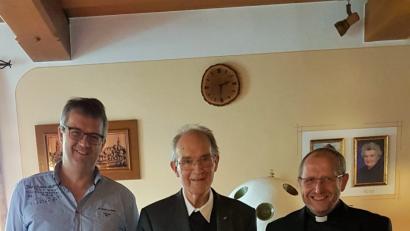 Bild: flt
Pfarrgemeinderatssprecher Siegfried Thoma (links) und Pfarrer Thomas Thiermann (rechts) bedankten sich rechtherzlich bei Pater Stadermann für die tatkräftige Unterstützung bei den Gottesdiensten in der Pfarreiengemeinschaft Beidl-Plößberg.