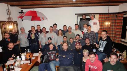 Bild: bsc
Neben Training und Vorbereitung zählt ein zünftiger Hüttenabend zum Programm des dreitägigen Hüttenwochenendes des TSV Friedenfels. Die beiden Vorsitzenden des TSV-Hauptvereins, Johannes Härtl (links) und Helmut Radimerski (vorne in der Mitte), danken den Akteuren für ihren Einsatz und wünschen viel sportlichen Erfolg für die Rückrunde.