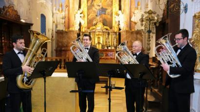 Bild: do
Warme Klänge in kalter Kirche bestimmen am Sonntagnachmittag das Konzert von Basalt Brass in der überfüllten Klosterkirche Speinshart. Das Ensemble glänzt mit viel musikalischem Gefühl.