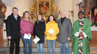 Bild: pi
Über jeweils 231 Euro freuen sich Bianca Kreuzer, Anja Thalhauser und Susanne Schieder (ab Zweite von links). Das Geld übergeben Robert Götz (links) und Josef Meckl (Zweiter von rechts).