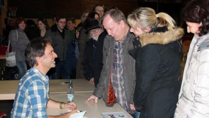 Bild: stg
Nach seinem Auftritt in Speichersdorf gibt Chris Böttcher noch bereitwillig Autogramme.