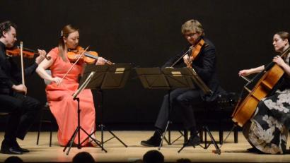 Bild: Helmut Kunz
Wegen einer schweren Erkrankung musste das Philharmonia-Quartett-Berlin das geplante Konzert beim Förderkreis für Kammermusik absagen. Dank hervorragender Kontakte der Veranstalter, war schnell adäquater Ersatz gefunden: das Varian-Fry-Quartett. Die Musiker sind junge Mitglieder der Berliner Philharmoniker, die als Quartett vom Philharmonia-Quartett betreut wurden.