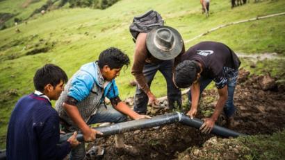 Bild: mma
Die Dorfbewohner packen selber zu, wenn es um die Wasserversorgung geht. Das Verlegen der Rohre ist aber mühsam.