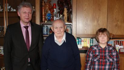 Bild: lk
Bürgermeister Lothar Müller gratuliert Ernst Freundl zum 90.Geburtstag. Mit im Bild Tochter Gabi.