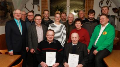 Bild: njn
Der neugewählte Vorstand des Imkervereins mit Vorsitzendem Klaus Schmidt (rechts) und der neuen zweiten Vorsitzenden Carmen Kreuzer (Fünfte von rechts). Mit auf dem Bild zweiter Bürgermeister Johannes Reger (links), zweiter Bürgermeister Hans Schön (Vierter von rechts) sowie die beiden geehrten langjährigen Mitglieder (vorne sitzend von links) Josef Zimmerer und Wolfgang Walter.