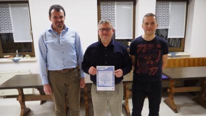 Bild: wmi
Selten im Vordergrund, aber sehr gewissenhaft und wertvoll für die FC-Familie: Walter Biersack (Mitte) ist seit Jahrzehnten im Sportverein engagiert. Die Vorsitzenden Hans Wiesnet (links) und Robert Schmidt bedanken sich dafür vielmals im Namen aller Mitglieder.