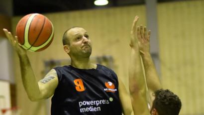 Bild: A. Schwarzmeier
Pechvogel Vladimir Krýsl: Gegen Regnitztals schnelle Defensive, die ihn meist mit zwei Mann attackierte, konnte er sich nicht wie gewohnt (wie im Bild gegen Leipzig) durchsetzen. Der Tscheche blieb ohne Treffer.