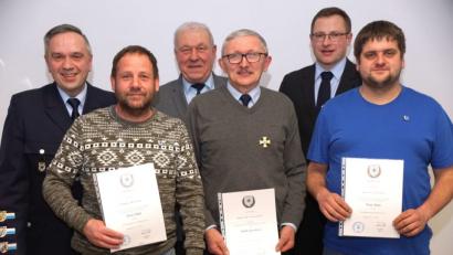 Bild: bkr
Kreisvorsitzender Thomas Semba, dritter Bürgermeister Eberhard Besold und Vorsitzender Martin Schmid (hinten von links) würdigen Thomas Krenzer, Manfred Fischer und Andreas Gärtner (vorne von links) für ihre Treue und ihren Einsatz.