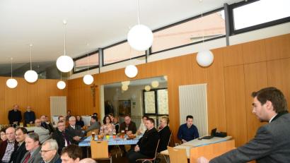 Bild: bey
Landtagsabgeordneter Stephan Oetzinger spricht sich beim Neujahrsempfang der CSU lobend über die Zusammenarbeit aus, eine Tatsache, die Ortsvorsitzender Josef Wittmann (Mitte am Tisch) auch im Gemeinderat sieht..