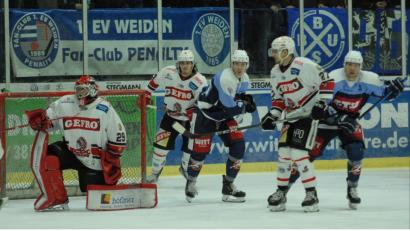 Bild: gb
Eine Woche nach dem 3:1-Heimsieg (Szene mit Michael Kirchberger, rechts, und Simon Hintermeier) gegen den ECDC Memmingen verloren die Blue Devils bei den Allgäuern mit 2:3.