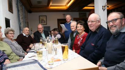 Bild: roh
Die rührige Vorstandsmannschaft der Seniorenvereinigung freut sich auf die anstehenden Aufgaben und Termine. Vorsitzender Erwin Bächer (stehend) präsentiert das Jahresprogramm 2019. Mit im Bild (vorne von links) Schriftführerin Erika Stock, Kassier Theo Höfer, Bürgermeister Gottfried Härtl , Josef und Hedwig Wendl, Ruhestandspriester Siegfried Wölfel sowie Peter Steinhauser.