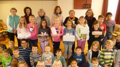 Bild: usc
Unterrichtsunterbrechung und auch noch eine Kiste mit Siegerpreisen aus dem Landeswettbewerb „Vielfach schmecken und entdecken“. Das war ganz nach dem Geschmack der Kinder der Josef-Voit-Grundschule Freihung. Mit ihnen freuten sich (hinten von links) Annemarie Stubenvoll, Christine Ködel und Claudia Kummer von der Ganztagsschule, Preisüberbringerin Christina Apel, Rektorin Ulrike Frank und Helga Prechtl.