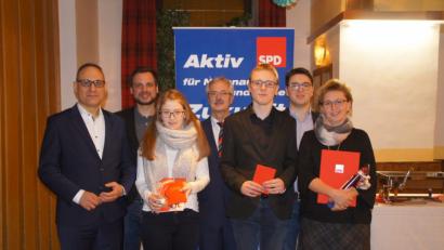 Bild: sir
Monika Kulzer (rechts) für beim Neujahrsempfang der SPD Nittenau für 25-jährige Mitgliedschaft Nittenau geehrt. Dazu gratulierten auch Europaabgeordneter Ismail Ertug (links), SPD-Ortsvorsitzender Martin Grill (Zweiter von links), Bürgermeister Karl Bley (Vierter von links) und SPD-Kreisvorsitzender Peter Wein (Zweiter von rechts).