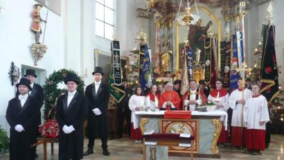 Bild: amö
Vier junge Männer in Frack, Zylinder und weißen Handschuhen tragen die Statue des heiligen Sebastian in die Pfarrkirche. Die Festpredigt hielt Pfarrer Markus Urban.
