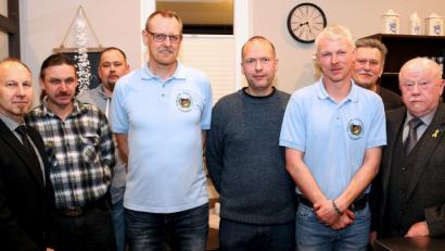 Bild: mef
Kreisorganisationsleiter Günter Bogner, Delegierter Heinrich Zimmermann, Vorsitzender Stefan Witzl, 1. Stellvertreter Oliver Muckof, 2. Stellvertreter Helge Runnwerth, Schriftführer Thomas Hacker, Kassier Alfons Pawliczek und der Vertreter des Kreisvorstandes Manfred Zettel (von rechts).