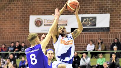 Bild: G. Büttner
Monty Woods steigt zum Wurfversuch hoch: Der US-Amerikaner war einer der fleißigsten Punktesammler beim Heimsieg der Hamm Baskets.