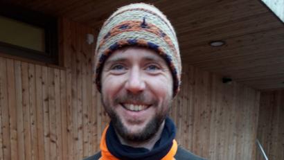 Bild: FWM Martin Lehmeier, BaySF
Forstwirt Thomas Frank mit dem neuen Sicherheitsfunkgerät.