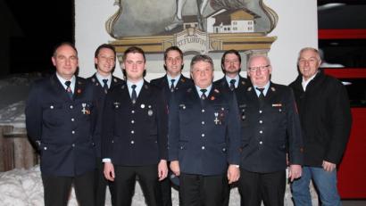 Bild: pi
Über Ernennungen und Auszeichnungen durch Kommandant Andreas Götz (links) freuen sich Aktive der Feuerwehr Neudorf. Sie ist laut Kreisbrandmeister Alfons Huber (Zweiter von rechts) bestens aufgestellt.