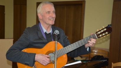 Bild: jr
Mit Gesang und Gitarre überzeugte Pfarrer Josef Triebenbacher. Der gebürtige Kondrauer hielt im Josefsheim einen leidenschaftlichen Vortrag mit vielen Liedern zum Mitsingen.