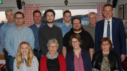 Bild: Schmola, Werner
Das Führungsteam der SPD hat sich verjüngt. Christian Reichl (stehend, Vierter von links) aus Meerbodenreuth ist der neue Vorsitzende des Ortsverbandes. Bild: sm