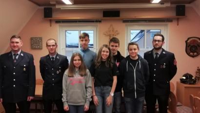 Bild: flt
Stellvertretender Kommandant Dominik Peter und Kommandant Thomas Riebl (von links) freuen sich mit Jugendwart Tobias Franz (rechts), dass sich weiterhin viele Jugendliche in der Jugendgruppe der Feuerwehr aktiv einbringen.