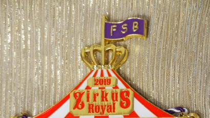 Bild: adj
Bunt zeigt der Faschingsorden des Stammtisch Botzersreuth das diesjährige Motto "Zirkus Royal".