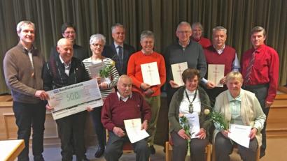 Bild: cro
Auszeichnungen am laufenden Band bei der Katholischen Arbeitnehmerbewegung. Die 500 Euro, die Vorsitzender Franz Völkl (Zweiter von links) mitgebracht hat, sind für die Pfarrei bestimmt.