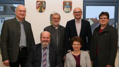 Bild: Hösamer
Jürgen Steinbauer ist neuer Geschäftsleiter der VG Neunburg, seine Stellvertreterin Martina Held (vorne, von links). Auf die gute Zusammenarbeit freuen sich die VG-Bürgermeister Walter Schauer (Thanstein, hinten von links), Hans Graßl (Dieterskirchen), Maximilian Beer (Schwarzhofen) und Markus Dauch (Neukirchen-Balbini).