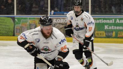 Bild: brü
Daniel Krieger (links) wechselt vom EV Pegnitz zum ERSC Amberg.