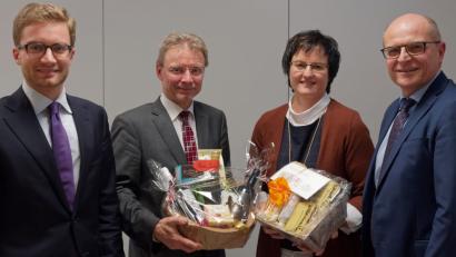 Bild: tr
Manfred Tretter (Zweiter von links) ist seit Anfang des Jahres nicht mehr Geschäftsführer des MVZ Stiftland gGmbH. Ihm folgen Bettina Wolf und Peter Konrad (links) nach. Der Pflegedirektor der Kliniken Nordoberpfalz AG, Thomas Baldauf, bedankte sich beim scheidenden Geschäftsführer und wünschte den Nachfolgern ein gutes Händchen.