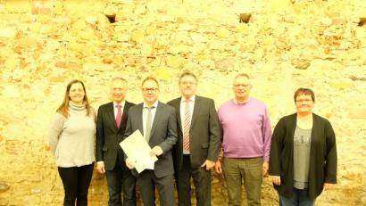 Bild: Stefanie Gradl
Hans-Jürgen Geier (Dritter von links) feiert 25-jähriges Dienstjubiläum. Dazu gratulierten ihm (von links) Christina Dotzler, 2. Bürgermeister Thorsten Grädler, Bürgermeister Hans-Martin Schertl, 3. Bürgermeister Heinrich Ruppert und Kerstin Lindner.