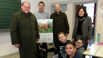 Bild: Hirsch
Der Vorsitzendes der BJV-Kreisgruppe, Hans Vornlocher (links), und der Ehrenvorsitzende des Jägervereins St. Huberus, Herbert Krauthann (Zweiter von rechts) besuchten die Kreuzbergschule und überreichten die Jagdkalender an die Schüler, Rektorin Maria Karg-Pirzer (rechts) und Lehrer Dr. Armin Gugan.