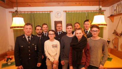 Bild: fvo
Neu im Dienst der Feuerwehr Spielberg sind von rechts vorne: Patrick Dewald, Corinna Meckl, Lukas Völkl und Simon Schwab.