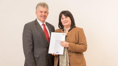 Bild: exb/Seyfarth
Ministerialdirektor Hubert Bittlmayer überreichte Bürgermeisterin Birgit Höcherl den Förderbescheid.