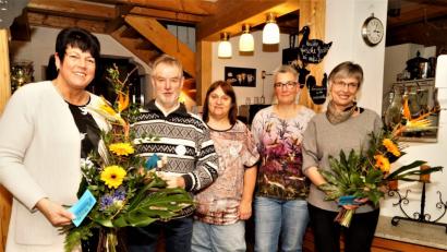 Bild: arw
Verabschiedet wurden Anneliese Baumgärtner, Günter Treffer (von links) und Gabriele Birkner (rechts), mit Blumen und Gutscheinen von der Vorsitzenden Birgit Roßa-Schwarz und Elisabeth Brewitzer (von rechts).
