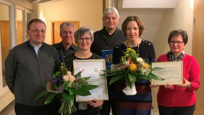 Bild: mez
Der Dank von Pfarrer Markus Bruckner (links) und der Sprecherin des Pfarrgemeinderates, Marita Doleschal (rechts), für jahrelangen Einsatz in der Pfarrgemeinde gilt Maria Frauenholz und Regine Schreyer (vorne von links), aber auch den Lektoren Gerhard Kainz und Alfred Popp.