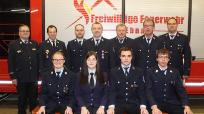 Bild: soj
Die Beförderten der Ebnather Feuerwehr (vorne von links): Daniel Wartinger, Franziska Käß, Sebastian Bayer und Hannes Philbert sowie (hinten von links) Ehrenkreisbrandrat Martin Englmann, KBM Peter Prechtl, stellvertretender Kommandant Michael Knott, Kommandant Gerhard Horn, Vorsitzender Thomas Pelzer, Markus Becher und stellvertretender Vorsitzender Florian Pöllath.