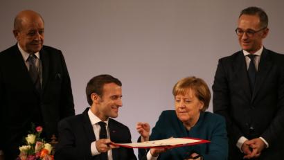 Bild: Oliver Berg/dpa
Emmanuel Macron (Zweiter von links) und Angela Merkel bei der Unterzeichnung des Aachener Vertrags. Jean-Yves Le Drian (links), Außenminister von Frankreich, und Heiko Maas (rechts, SPD), Bundesaussenminister, beobachten sie. Der sogenannte Aachener Vertrag knüpft an den 1963 von Adenauer und de Gaulle unterzeichneten Élysee-Freundschaftsvertrag an.