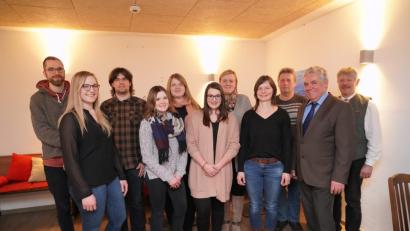 Bild: fvo
Ton-Art-Chorleiter Christoph Pausch, Monika Stahl (Chorleitung amicanti), Kassier Stephan Reger, Hannah Reil (Jugendvertreterin), Anja Riedl (Beisitzerin), Annika Pankotsch (Jugendvertreterin), Veronika Jander (Beisitzerin), Chorleiterin Manuela Grünauer (amicanti und Cantikids), stellvertretender Vorsitzender Max Müllner, Vorsitzender Bernhard Unger und Schriftführer Georg Kleber (von links).