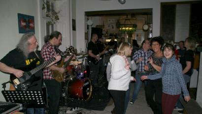 Bild: fpoz
Begeisterte Besucher tanzen zur Musik der Band "Timeless".
