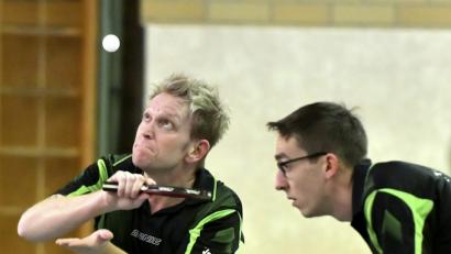 Bild: zg
Volker Hofmann (links beim Aufschlag) vom TuS Schnaittenbach III gewann zusammen mit dem jungen Felix Hiemer (rechts) das Doppel gegen Helmut Zintl/Horst Hartl vom TTC Luitpoldhütte Amberg knapp mit 3:2.