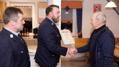 Bild: bkr
Albert Wolf (rechts) gehört zu den ersten Trägern eines Leistungsabzeichens der Feuerwehr im Altlandkreis Kemnath. Kommandant Gerhard Popp und der neue Vorsitzende Adrian Scheitler (von links) erinnern bei der Ehrung daran.
