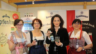 Bild: Pirchmoser/StMELF
Landwirtschaftsministerin Michaela Kaniber schaute bei ihrem Messerundgang am Stand von Kondrauer vorbei. Dabei kam sie mit Stefanie Bächer (links), Gabi Bleistein (rechts) von der Tourismusinfo Mitterteich und Monika Sommer von der Tourismusinfo Waldsassen ins Gespräch.