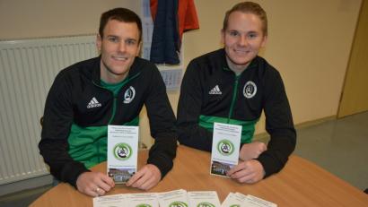 Bild: jr
Die beiden Fördervereins-Vorsitzenden des SV Mitterteich, Florian Greim (rechts) und Tobias Seitz, rühren mit Hilfe von Flyern die Werbetrommel für eine Mitgliedschaft.