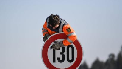 Bild: Patrick Seeger
Ein Straßenwärter montiert an einer Autobahn ein Schild zur Geschwindigkeitsbegrenzung.