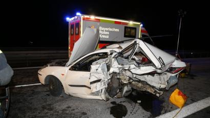 Bild: rw
Tödliche Verletzungen erlitt am Sonntagabend ein Mann aus Polen. Dessen Auto wurde durch den heftigen Aufprall völlig demoliert.