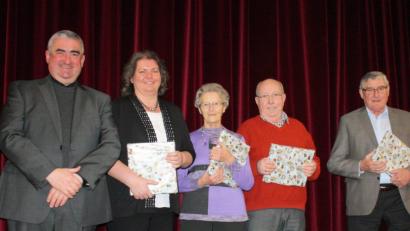 Bild: lg
Mit einem Buchgeschenk bedankte sich Stadtpfarrer Alfons Kaufmann für langjährige ehrenamtliche Dienste bei (von links) Brigitte Schmauß, Anna Sandhöfner, Lothar Flaschel und Manfred Schwingl.